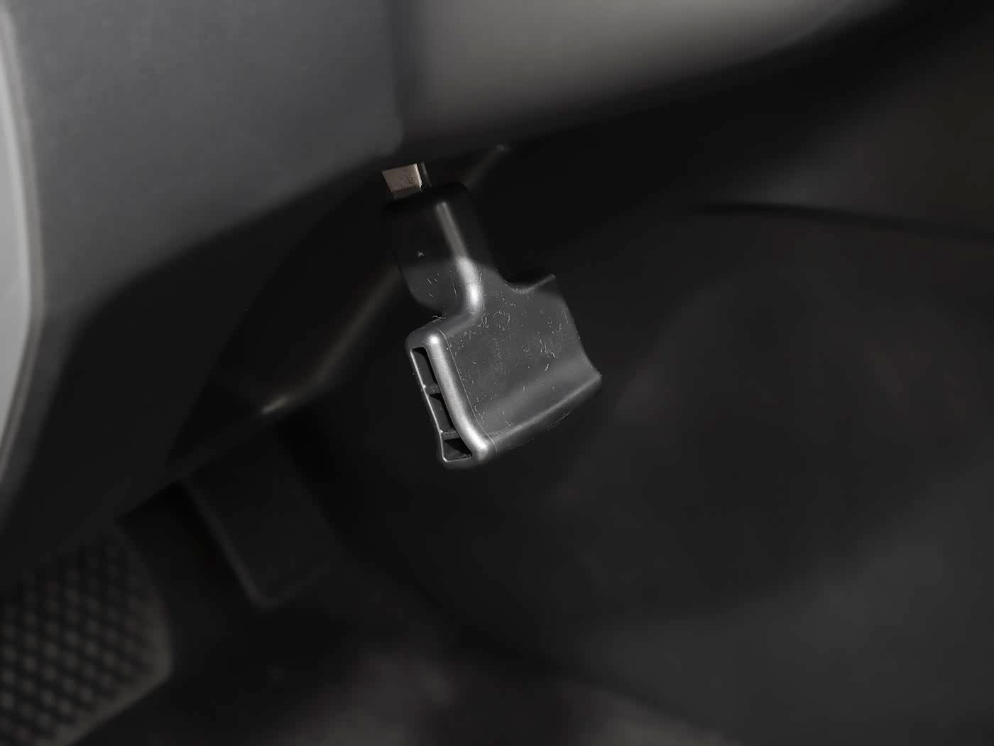 十大禁止安装入口下载:警惕!车主必看:汽车内十大禁装设备,安全驾驶从细节做起-2