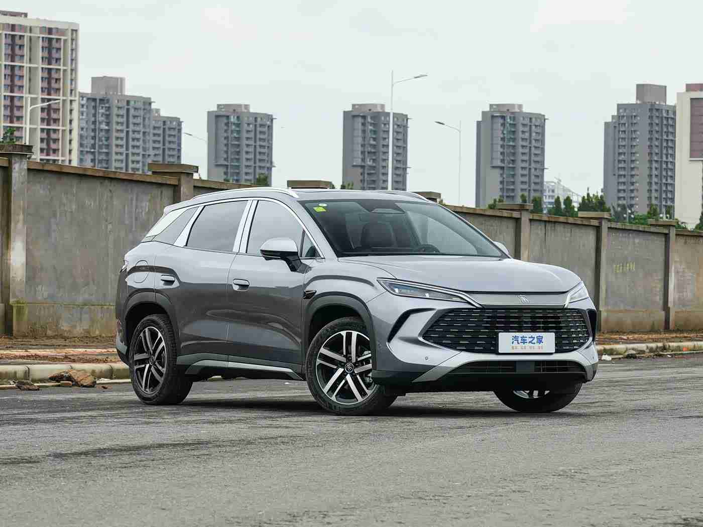 91制片：流线之姿，智能领航——揭秘全新SUV的时尚魅力-1