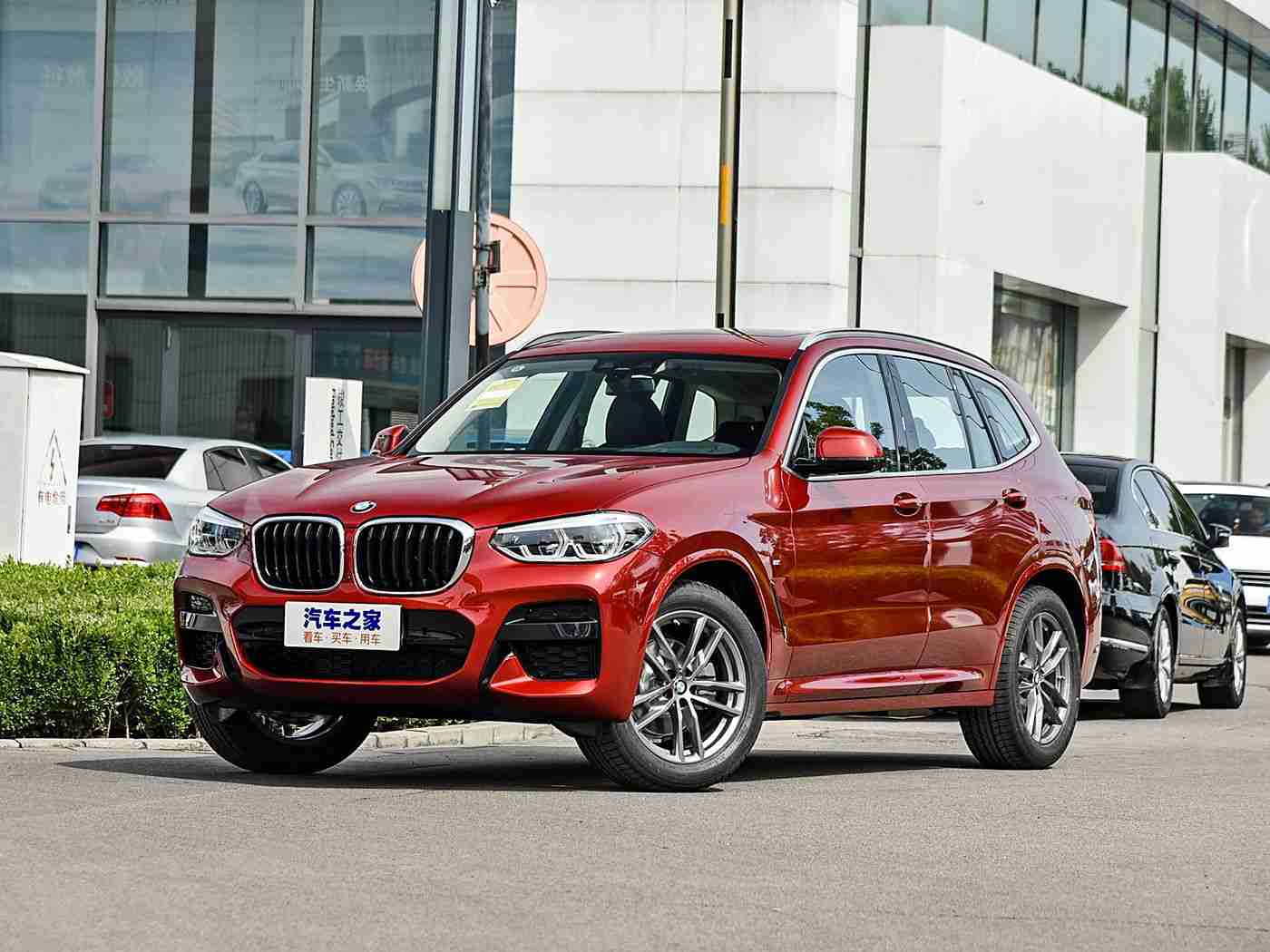 王者女性的全身无小爱心壁纸：绽放女性魅力，驾驭个性座驾-3