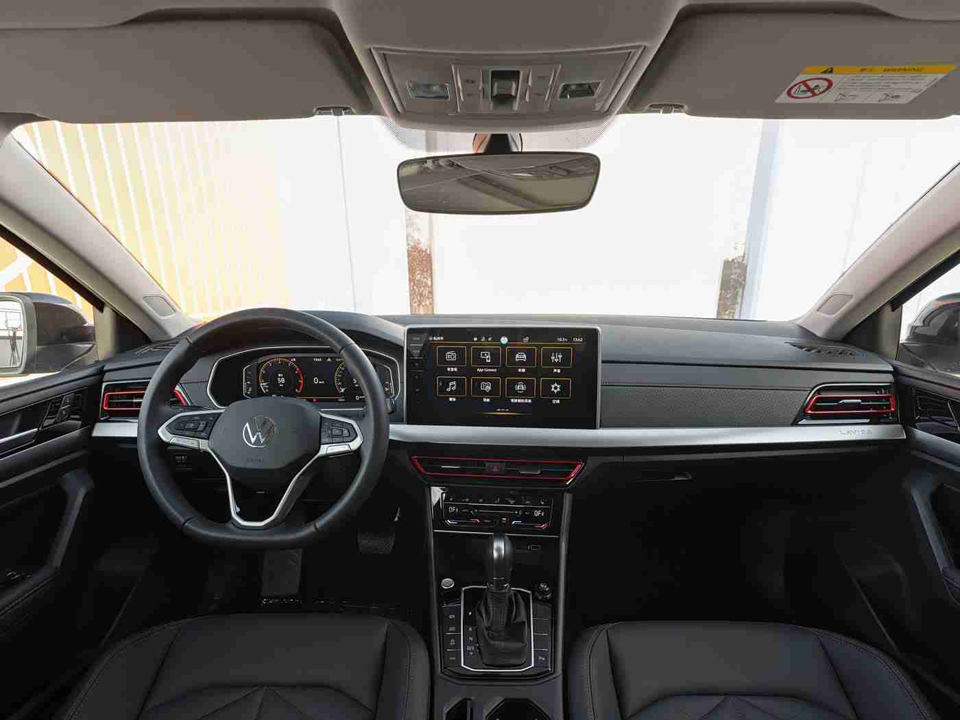 男生女生打扑克差差差：性别差异大揭秘：男性女性汽车选购偏好全解析-1