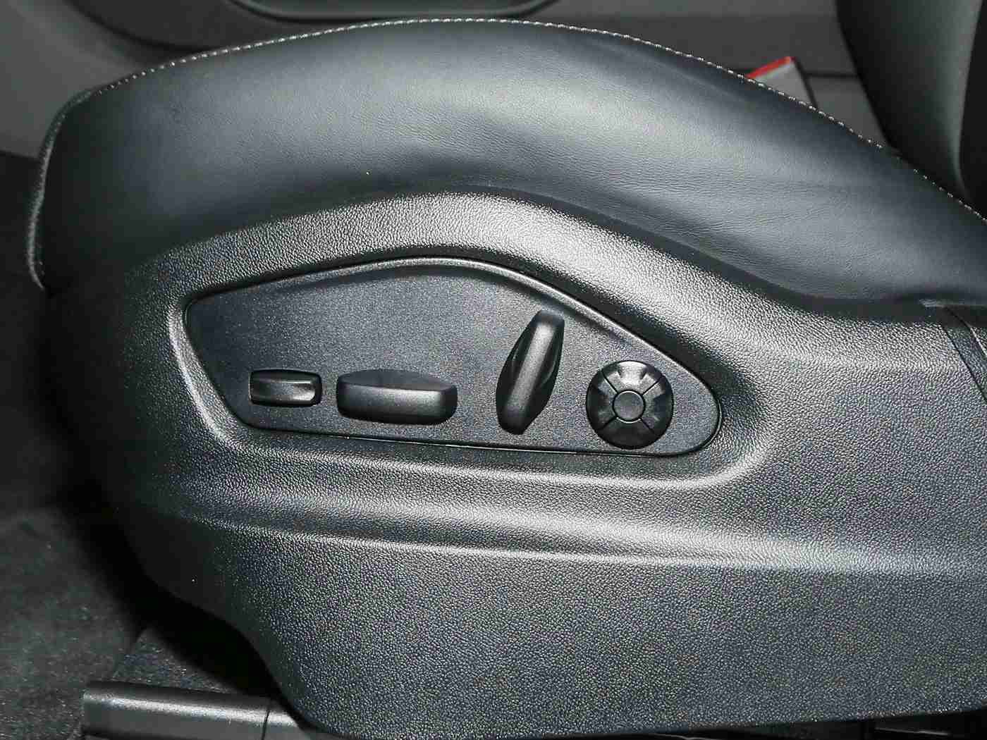 一区二区综合：全新SUV上市引爆市场，性能卓越配置丰富，消费者热烈追捧！-3