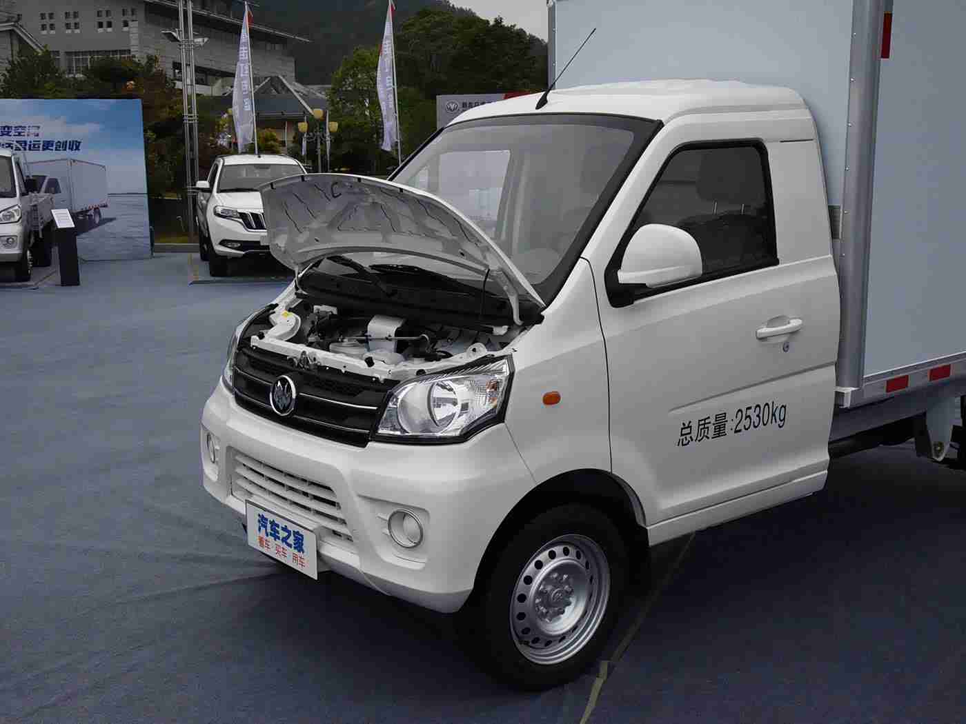 艳女直播：科技炫舞，时尚驾驭，未来智驱新座驾-2