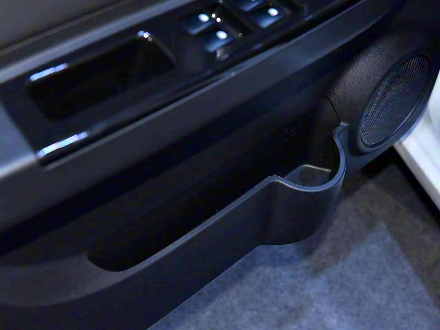 18免费视频：智能新锐，安全便捷——探索颠覆性新车配置震撼来袭-2