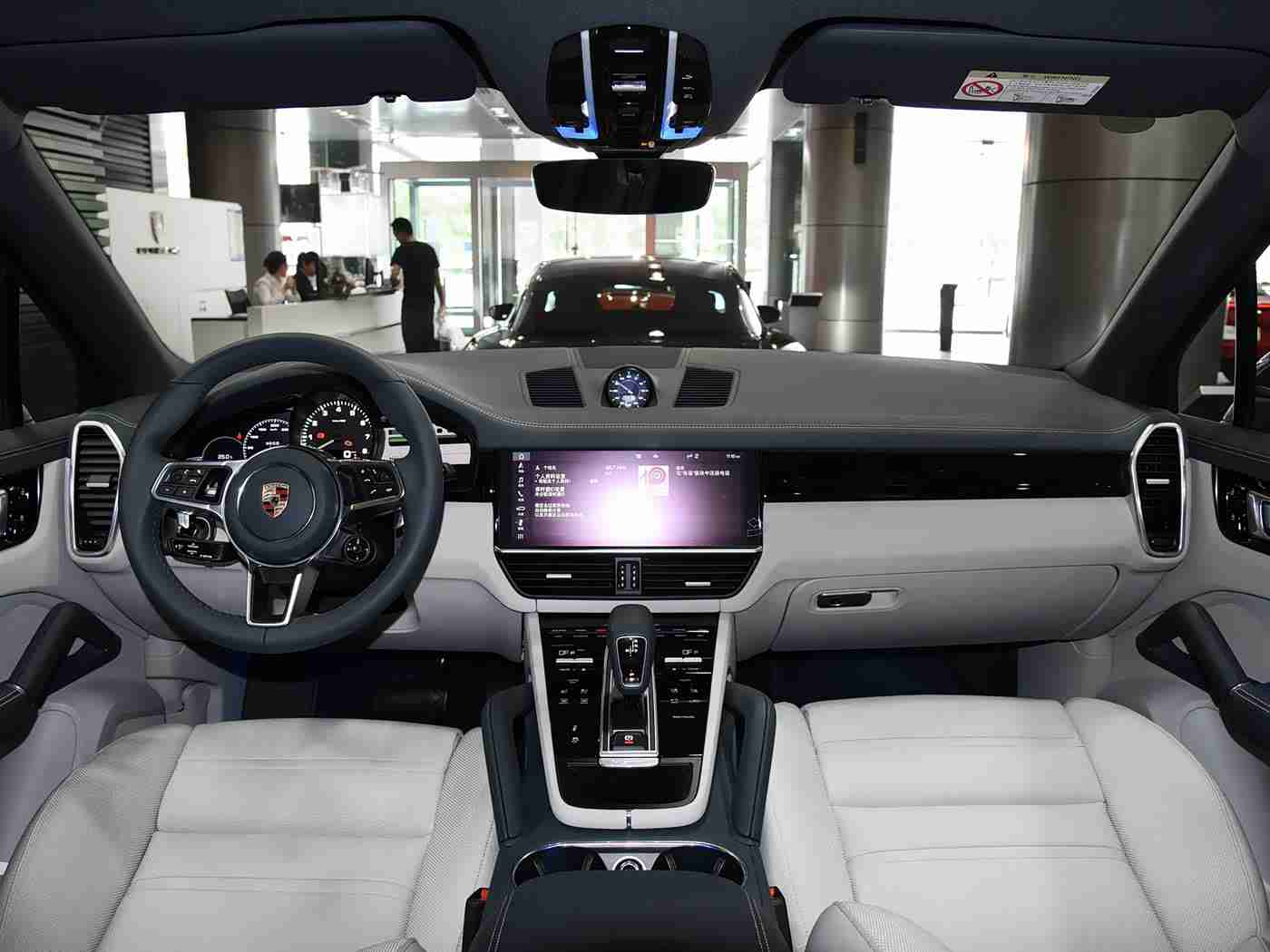 在床上打扑克：“床车创新亮相：颠覆传统设计，打造驾驶新体验，引领汽车行业新潮流”-2