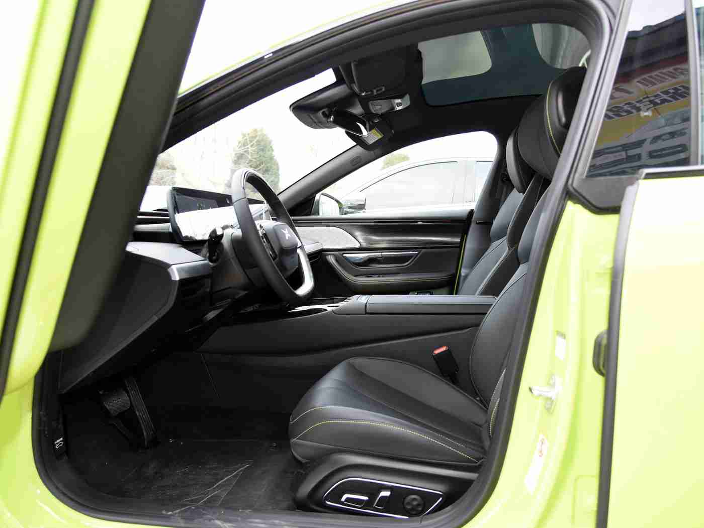 王者荣耀女英雄全身没有小爱心图片：创新设计，智能科技，环保续航：某知名品牌新能源汽车引领市场新潮流，备受期待！-1