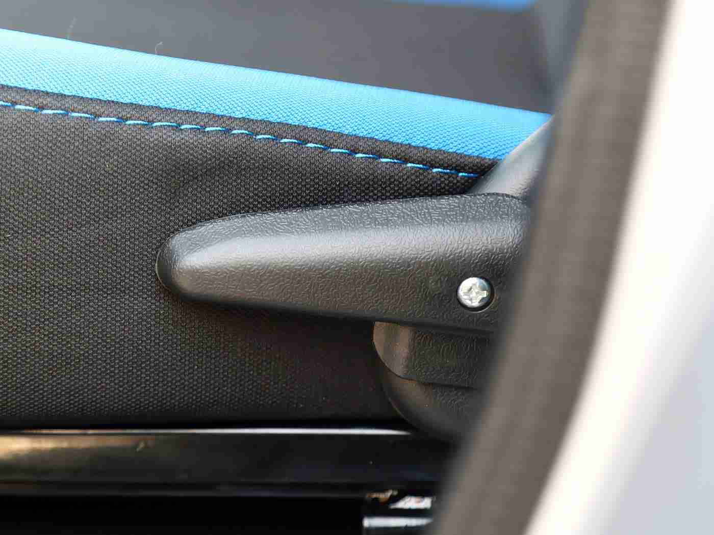 黄色软件下载3.3:智行新境,绿色未来,驾驶革命再启航-3