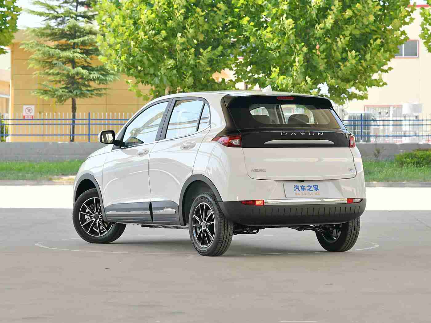 黄色3.3.0：“动力升级，智能护航，环保新潮——新一代车型引领汽车市场新风尚”-3