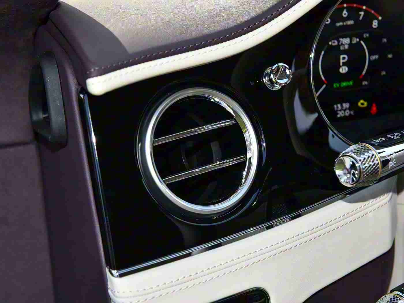 男生女生一起差差差下载:“全新SUV“差差差”引关注:豪华配置、智能安全,下载体验赢神秘礼品,上市在即引期待!”-2