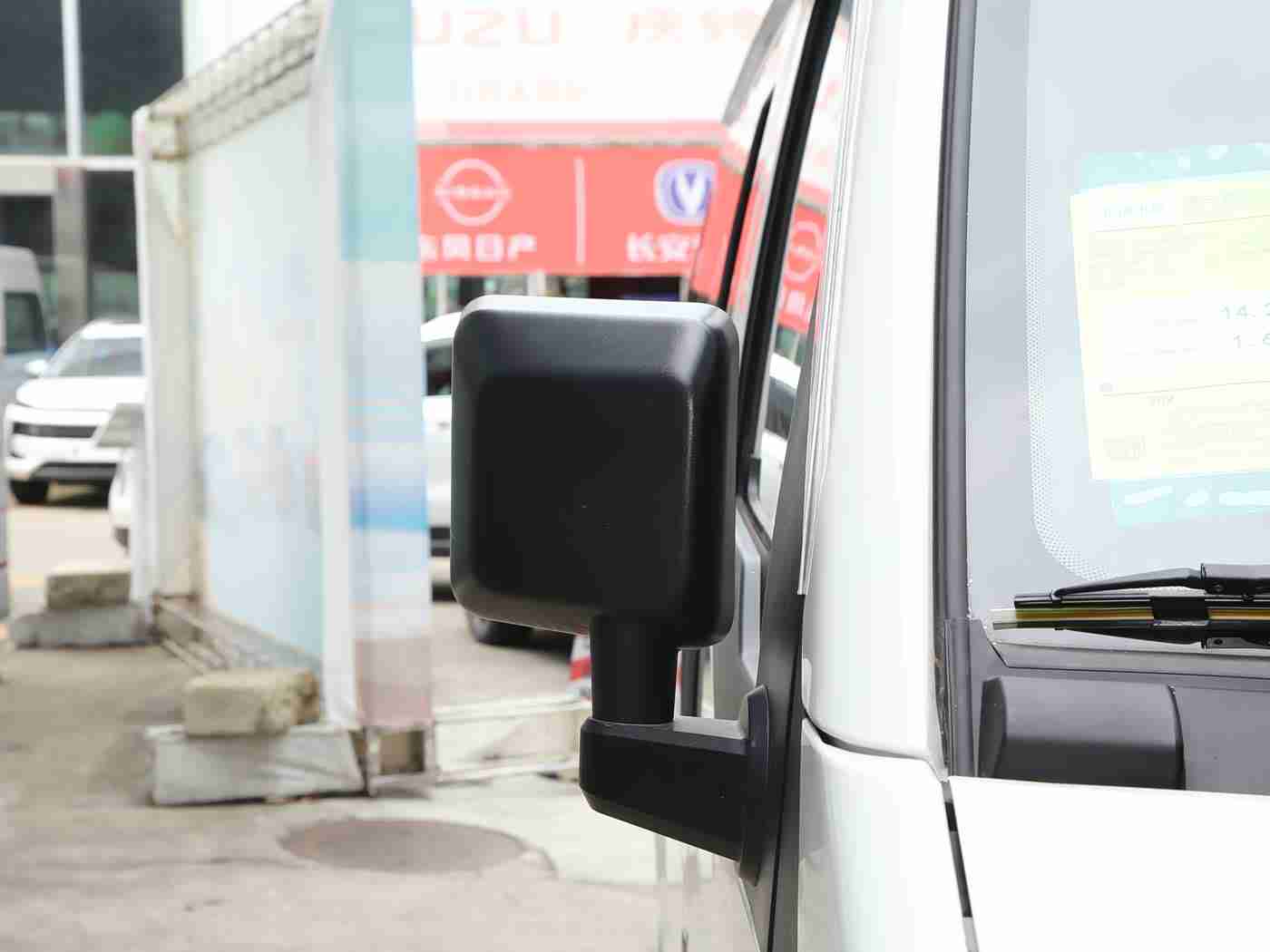 色资源：新能源汽车领航者：创新设计、智能配置，续航无忧，安全护航，绿色出行新风尚-1