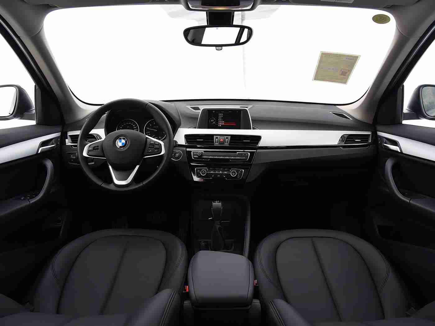 男生女生一起搓搓搓：“创新跨界设计，环保科技引领潮流：某知名品牌概念车闪耀登场，打造全新出行体验”-2