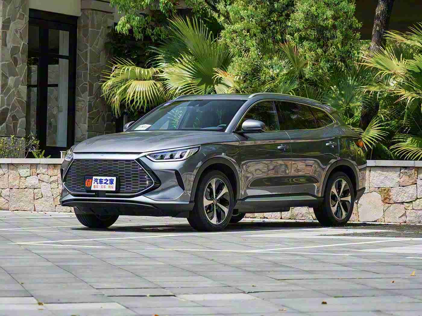 成人电影AV：新能源汽车领航，智能出行未来展望-1