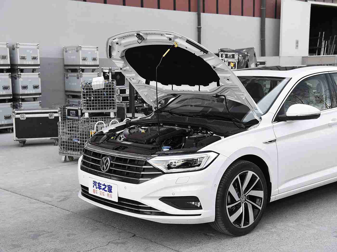 蜜桃成人：智能驾驶新篇章，＂蜜桃成人＂汽车引领环保出行潮流-1