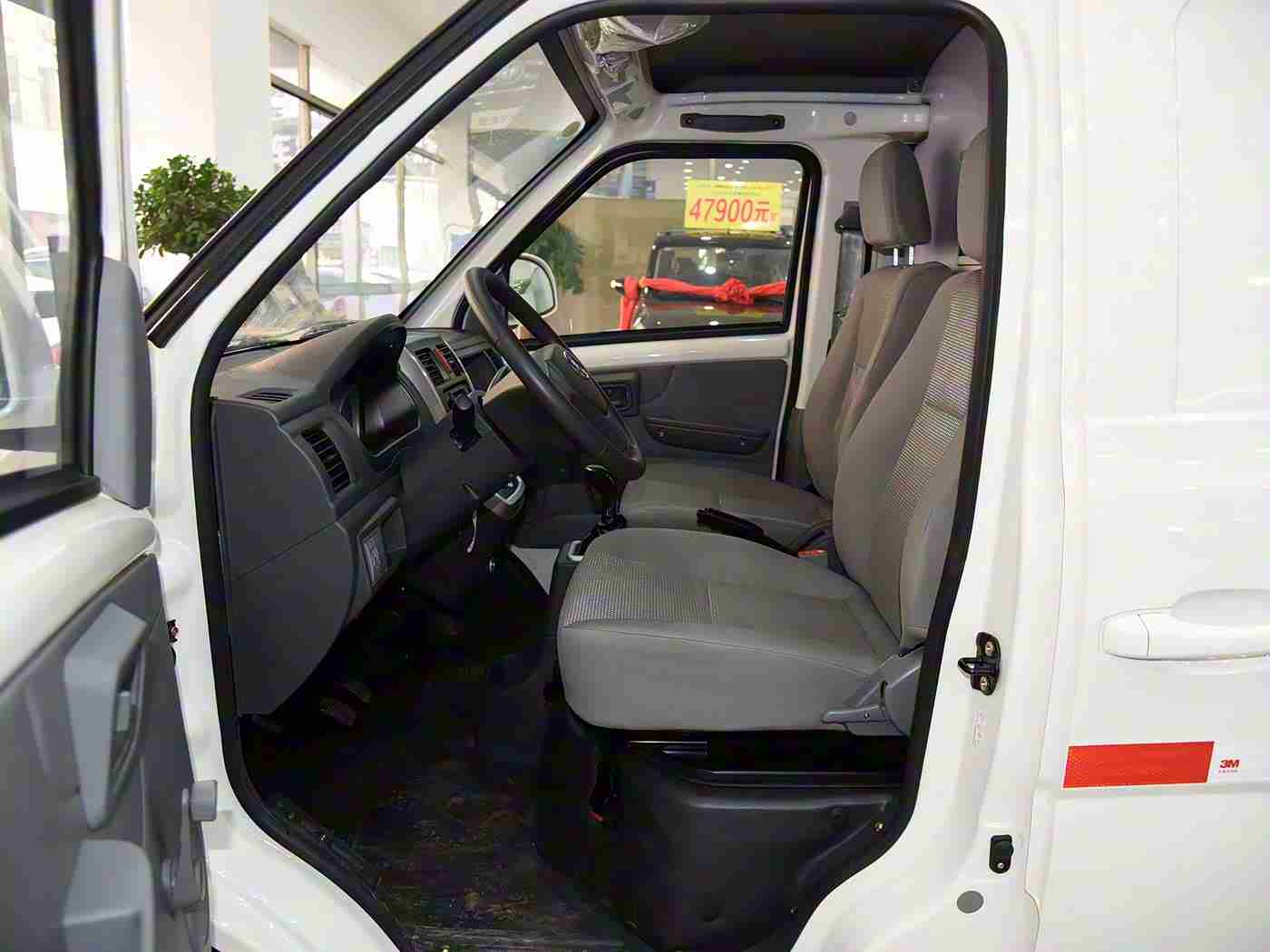 AV成人影视：“颠覆感官，驾驭未来：全新豪华车型惊艳亮相，科技与设计完美融合，引领汽车市场新潮流”-2