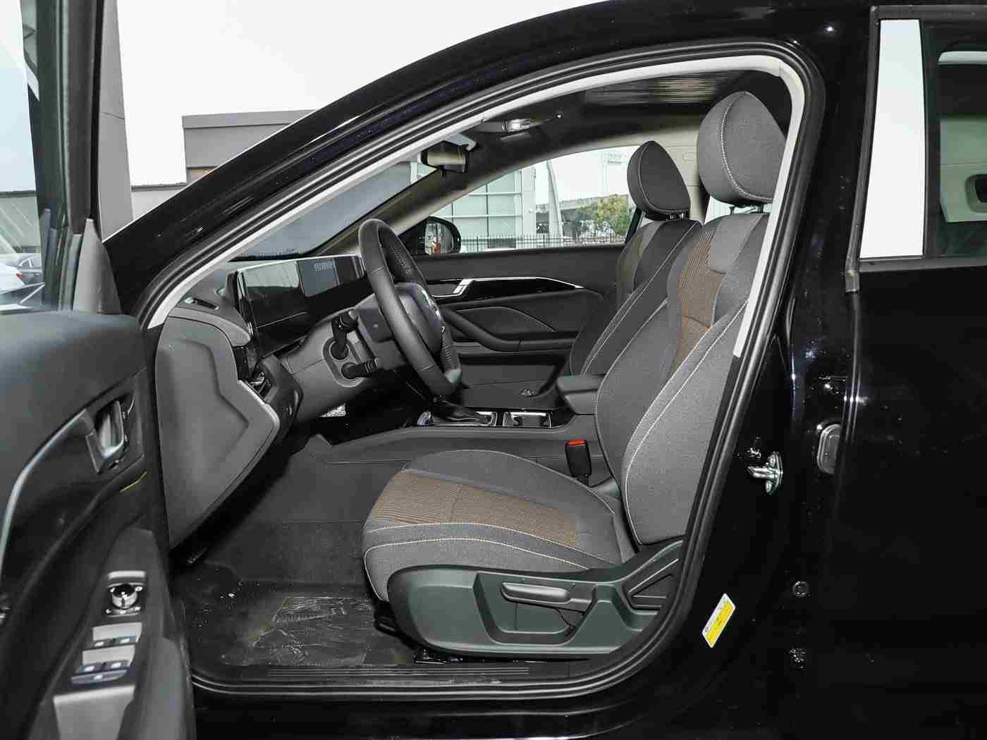 男生和女生一起拆拆拆：性别协同拆解新能源，竞技创新展风采-1