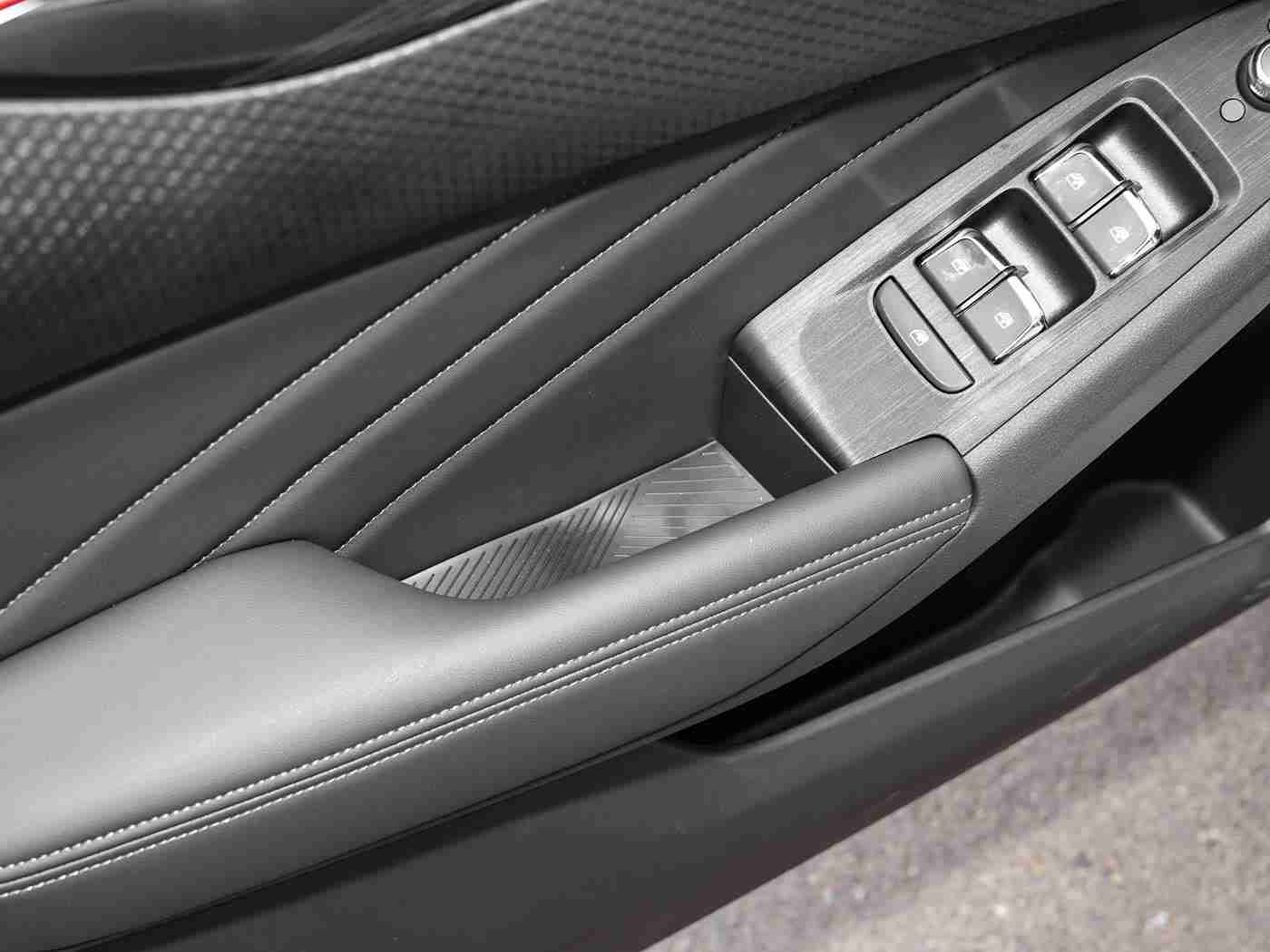 困困：新能源汽车新宠亮相：流线造型、智能配置，续航500公里，未来市场前景可期-2