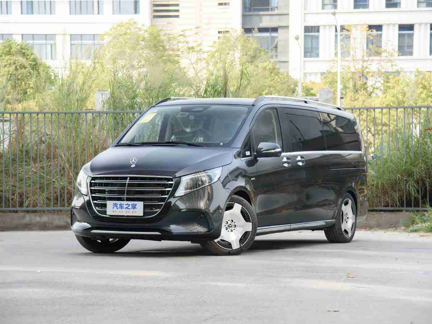 艳女直播：科技炫舞，时尚驾驭，未来智驱新座驾-3