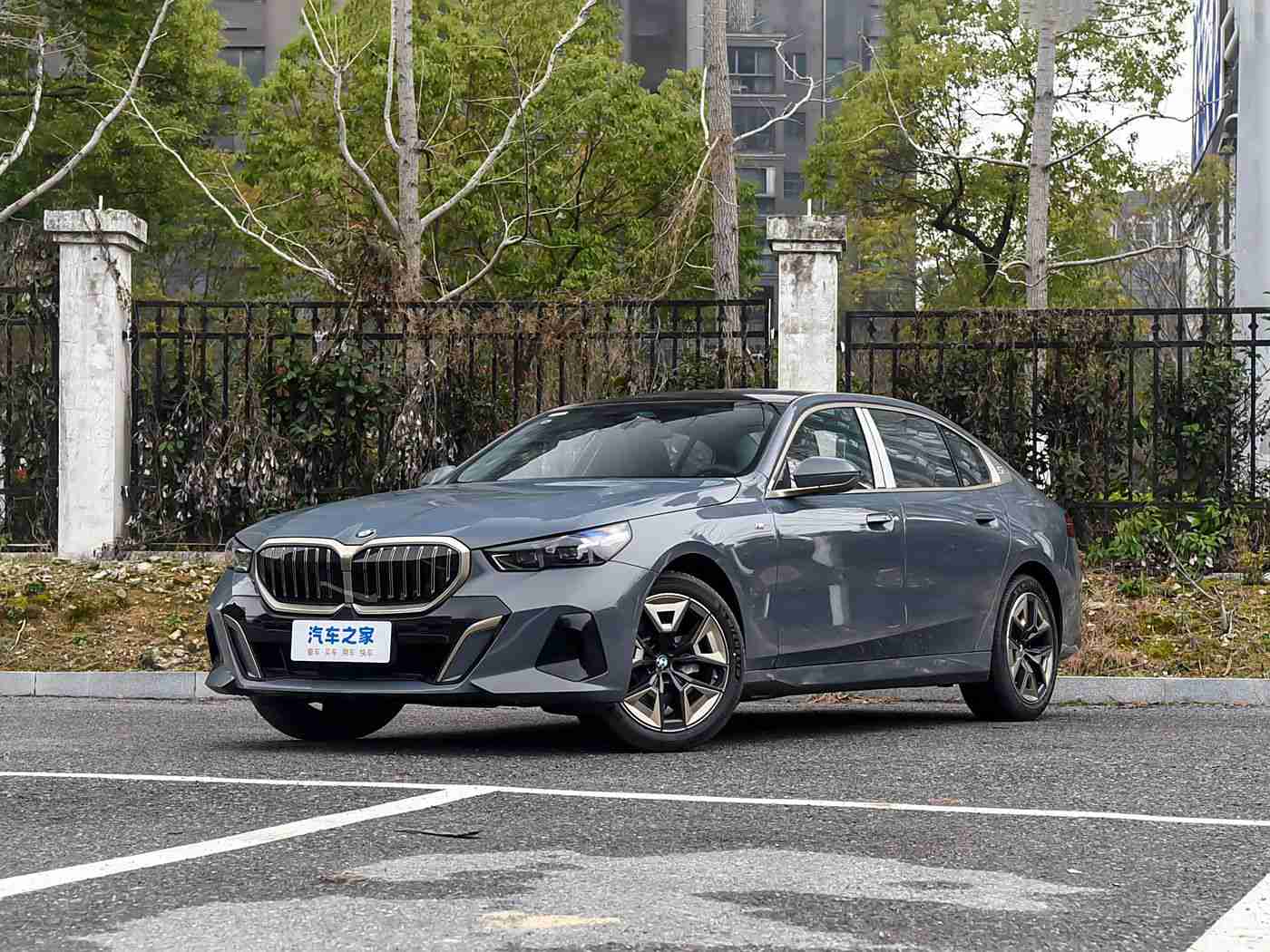 亚洲综合一区二区：新能源汽车崛起，高端品牌争锋，亚洲汽车市场潜力无限-5