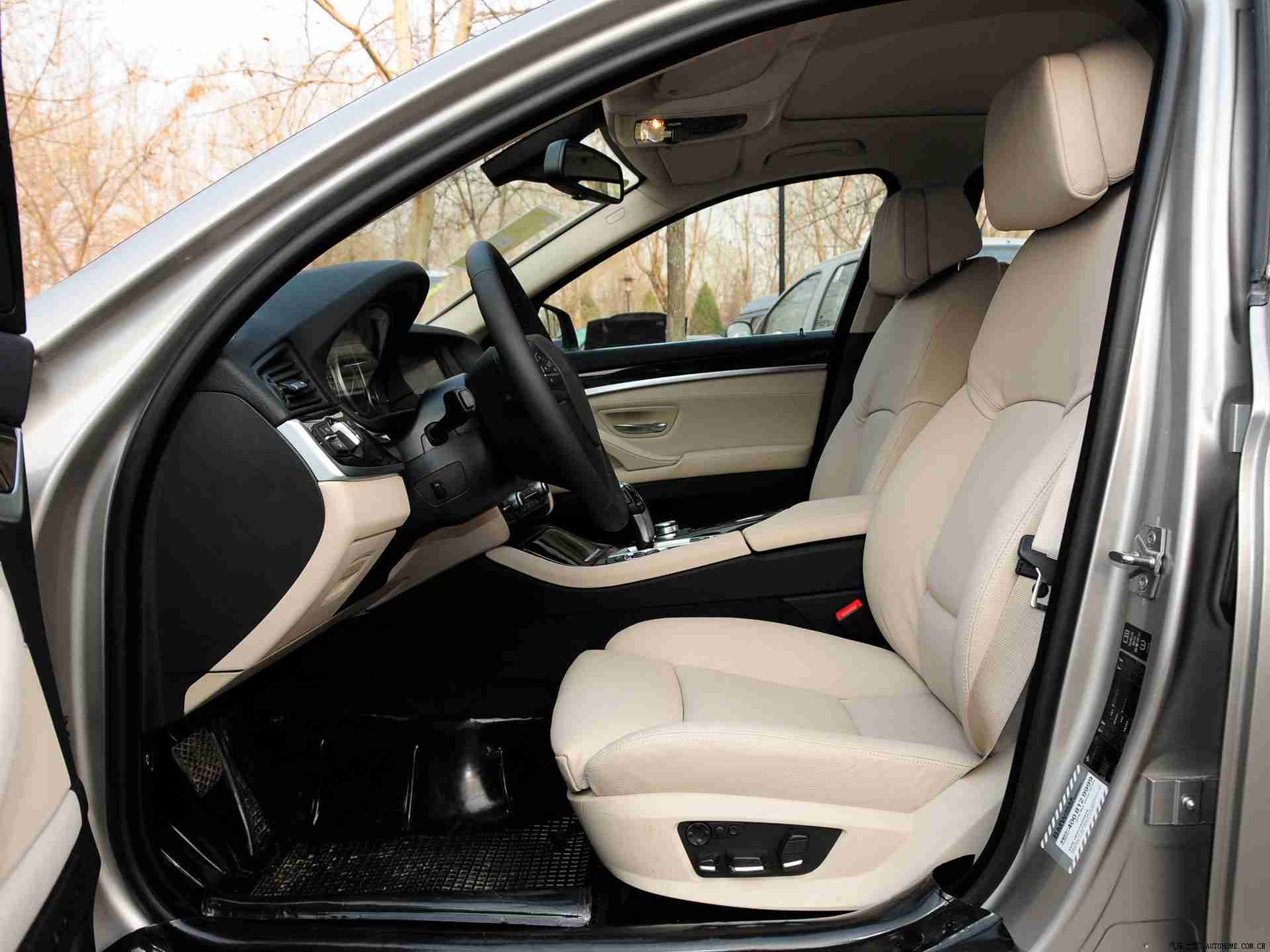 男生女生一起查查查：打破性别界限，共探汽车科技魅力——男女车主携手体验新能源驾驶新篇章-3