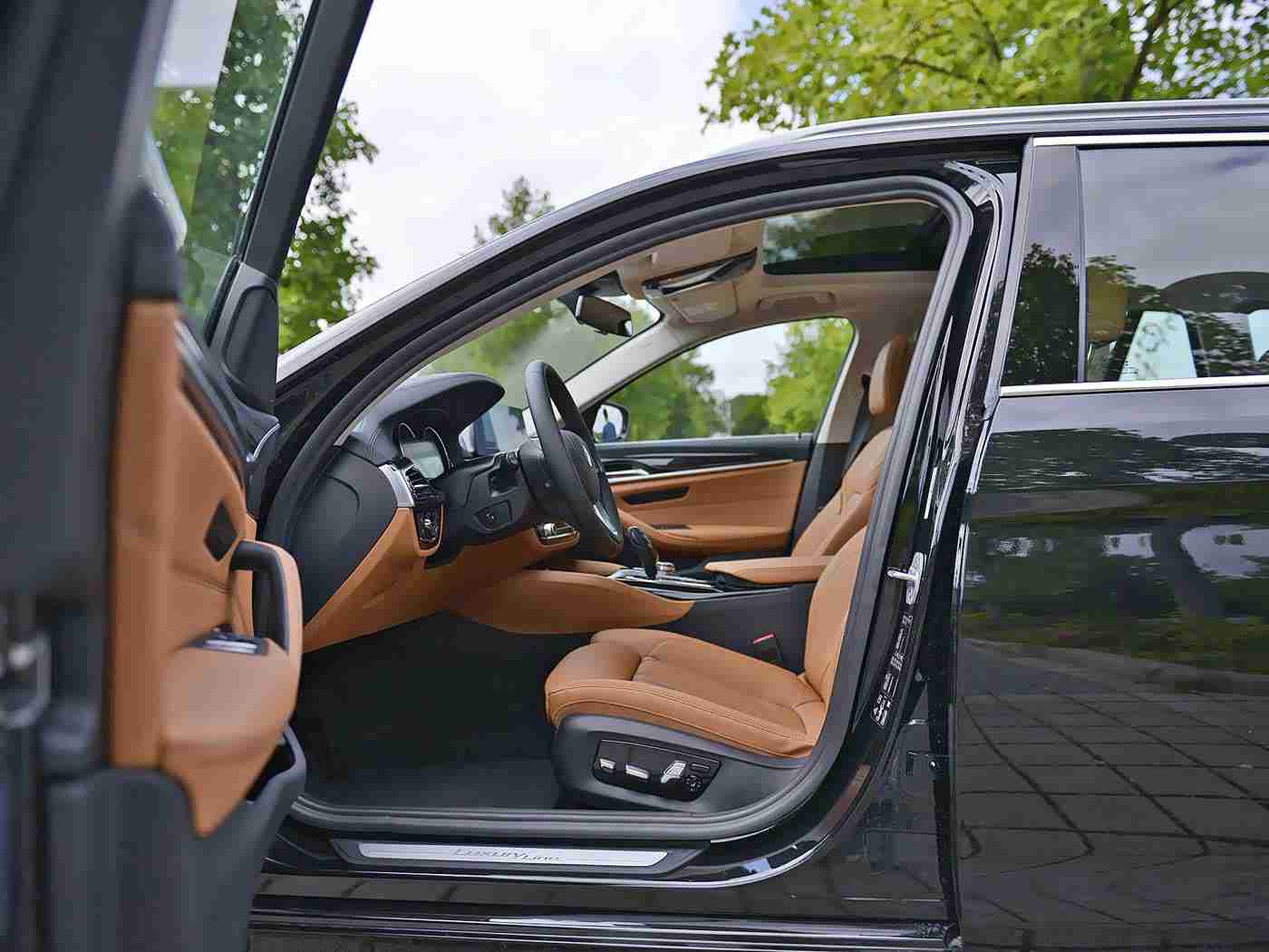 小男孩与妈妈小马拉大车:爱的牵引,创新驱动,小马拖动大未来-1