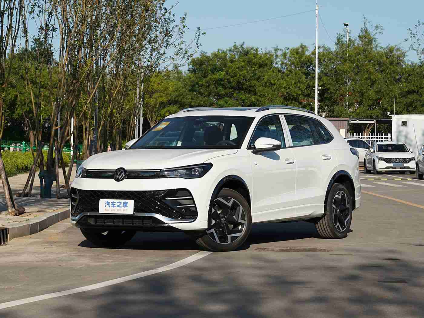 人人入人人：智能驾驶新篇章，创新互动体验，节能环保领航未来——全新自动驾驶汽车引领行业潮流-3