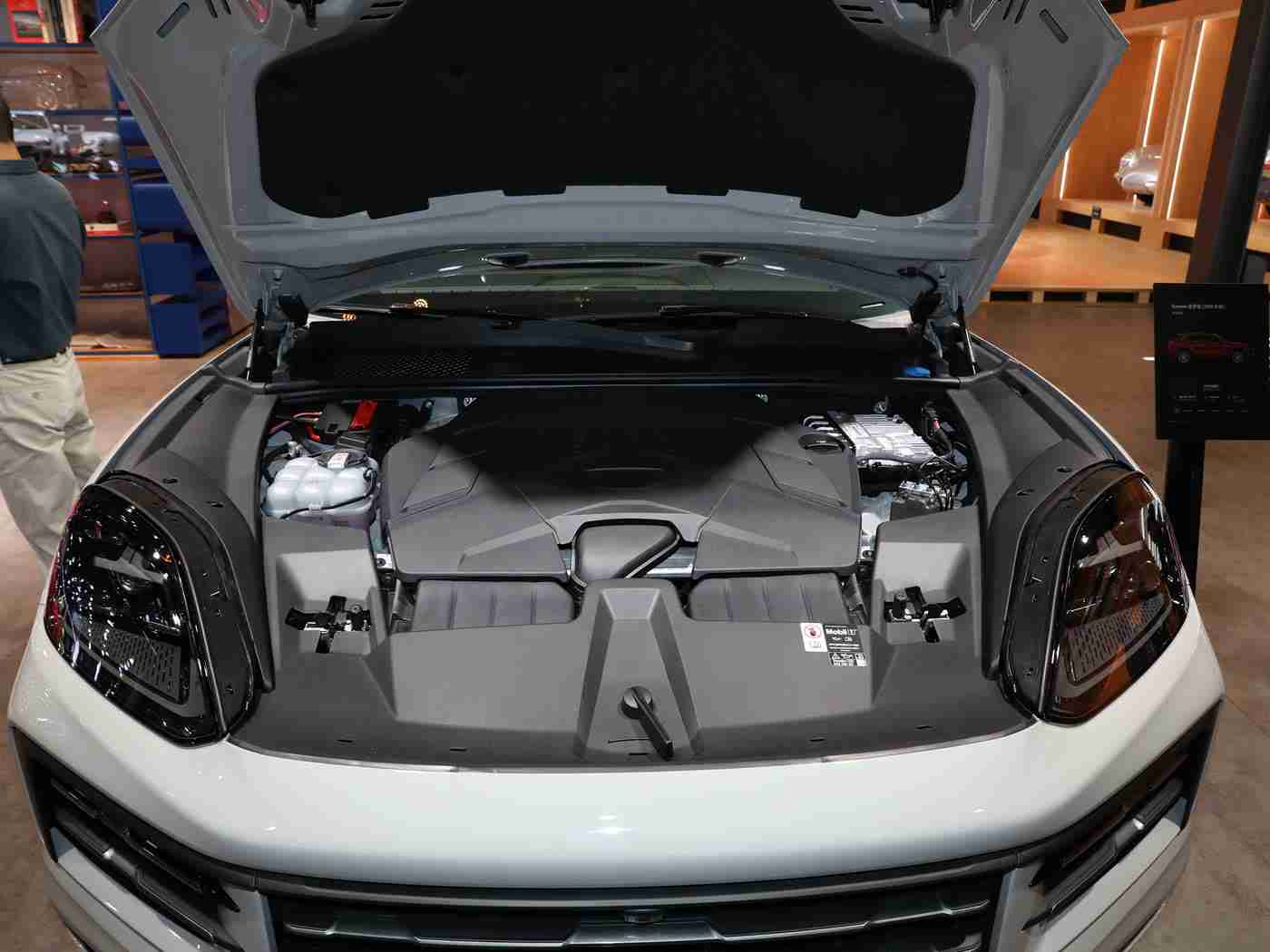 岛国一区:岛国巨头全新混动概念车亮相,创新技术引领未来汽车潮流-1