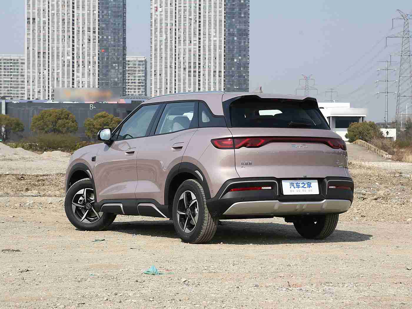 欧美屁屁：流线型尾翼，焕新驾驶视界——引领潮流的全新SUV瞩目登场-1