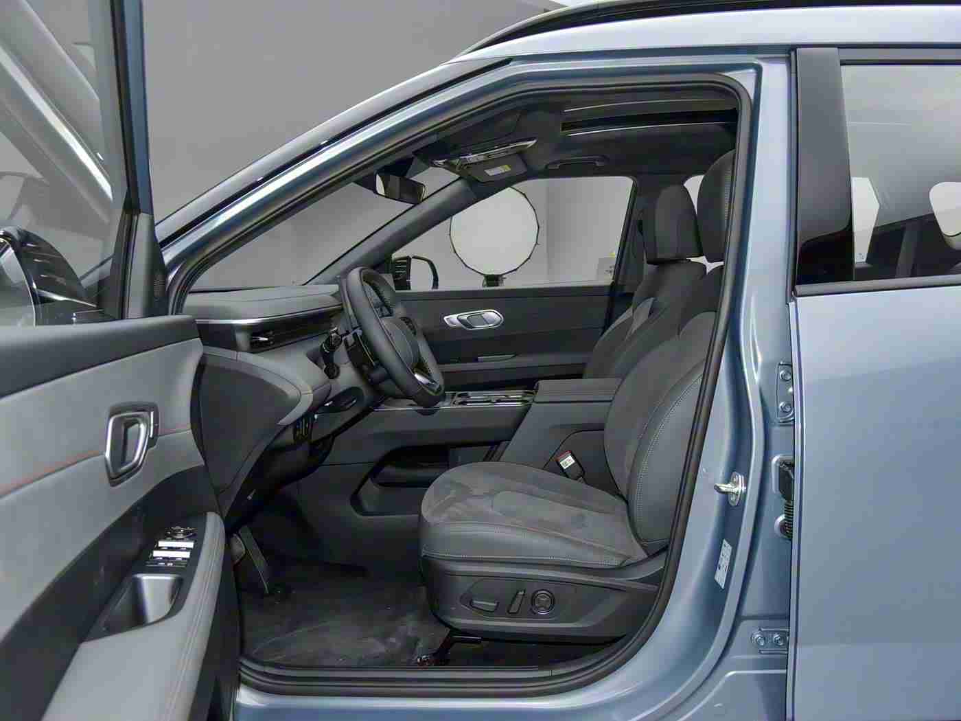 我和朋友3p婬荡娇妻:汽车新宠引热议:时尚设计动力强劲,"我和朋友"广告引发3P婬荡娇妻热议-1