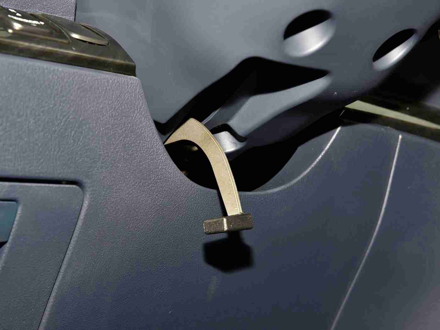 红桃38.47 隐藏：神秘红桃车型惊艳亮相，创新设计引领未来驾驶潮流，豪华智能一应俱全，即将引爆市场期待！-2