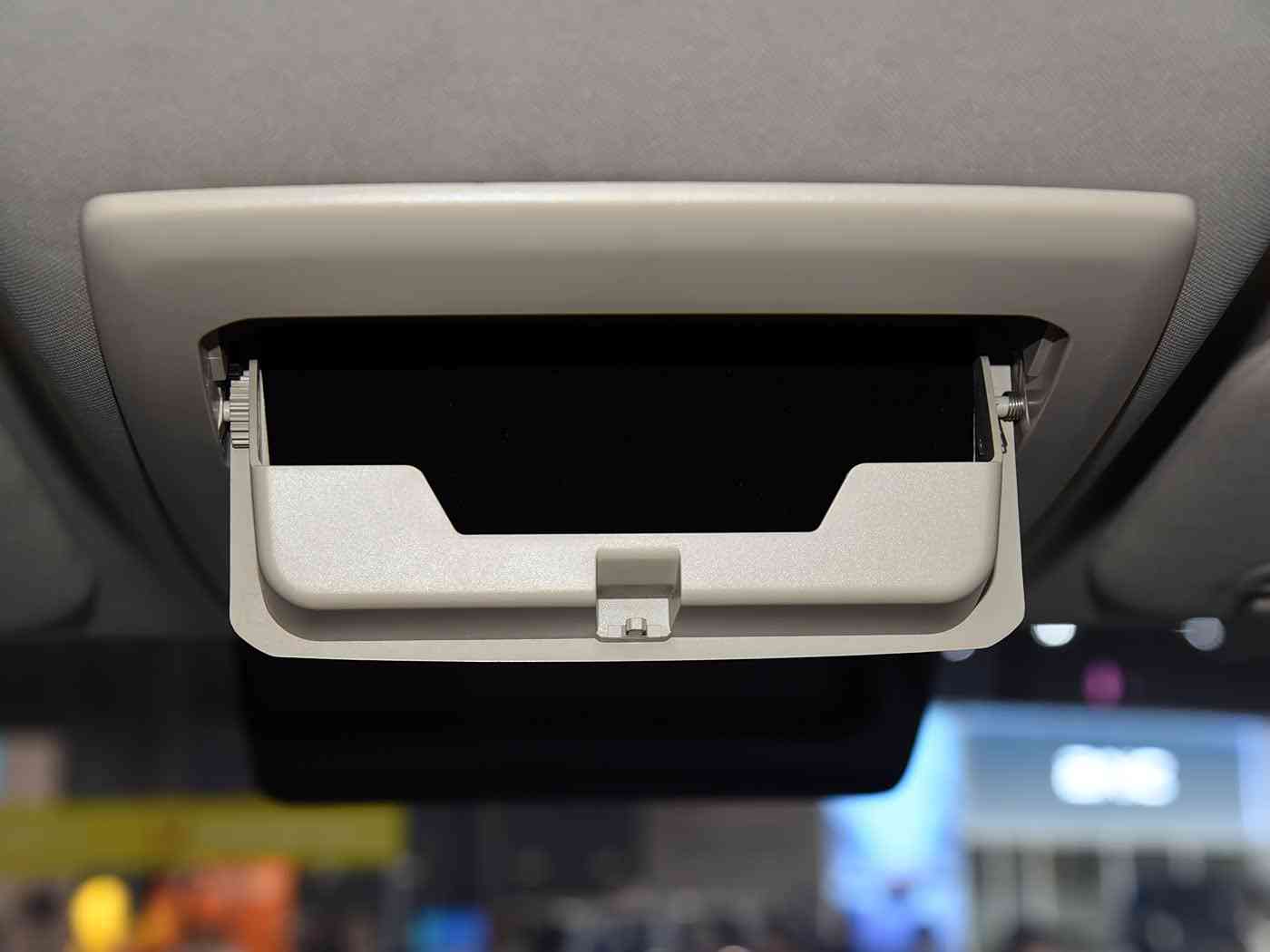 男生和女生搞基软件：智能驾驶社交新篇章，汽车应用创新引领出行未来-1