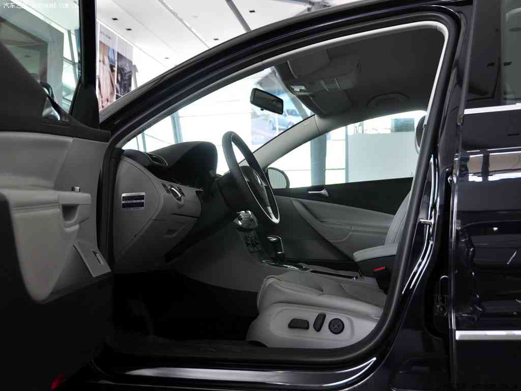 男生和女生一起差差差的app：“跨界车缘，智享互动——汽车社交新风尚平台”-2