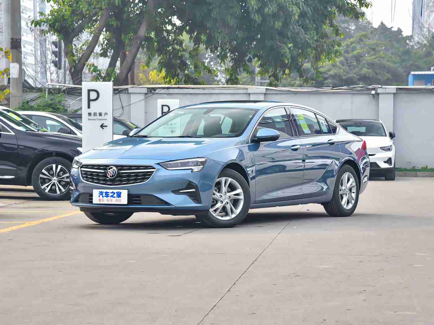 法国空姐：法式浪漫领航，空姐魅力加冕，豪华车型焕新风尚-3