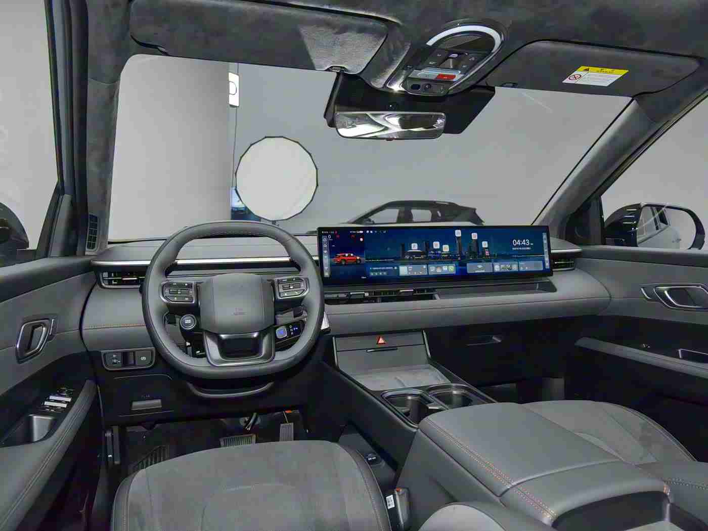 两个人打扑克剧烈运动：“智能互动驾趣，环保畅行都市——全新SUV，打造驾驶新体验”-1