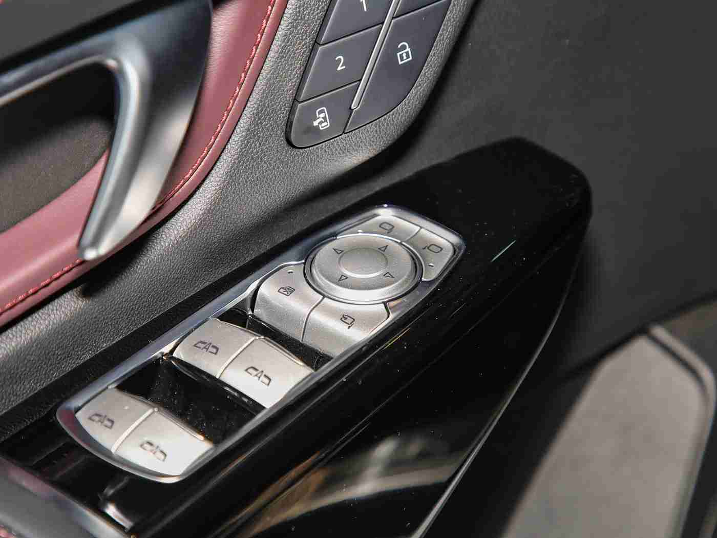 SSIS-698：新能源汽车引领潮流，SSIS-698混合动力智能座驾惊艳登场-1