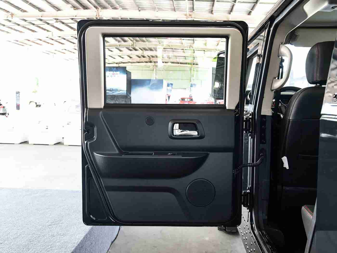 黄色3.3.0：“动力升级，智能护航，环保新潮——新一代车型引领汽车市场新风尚”-2