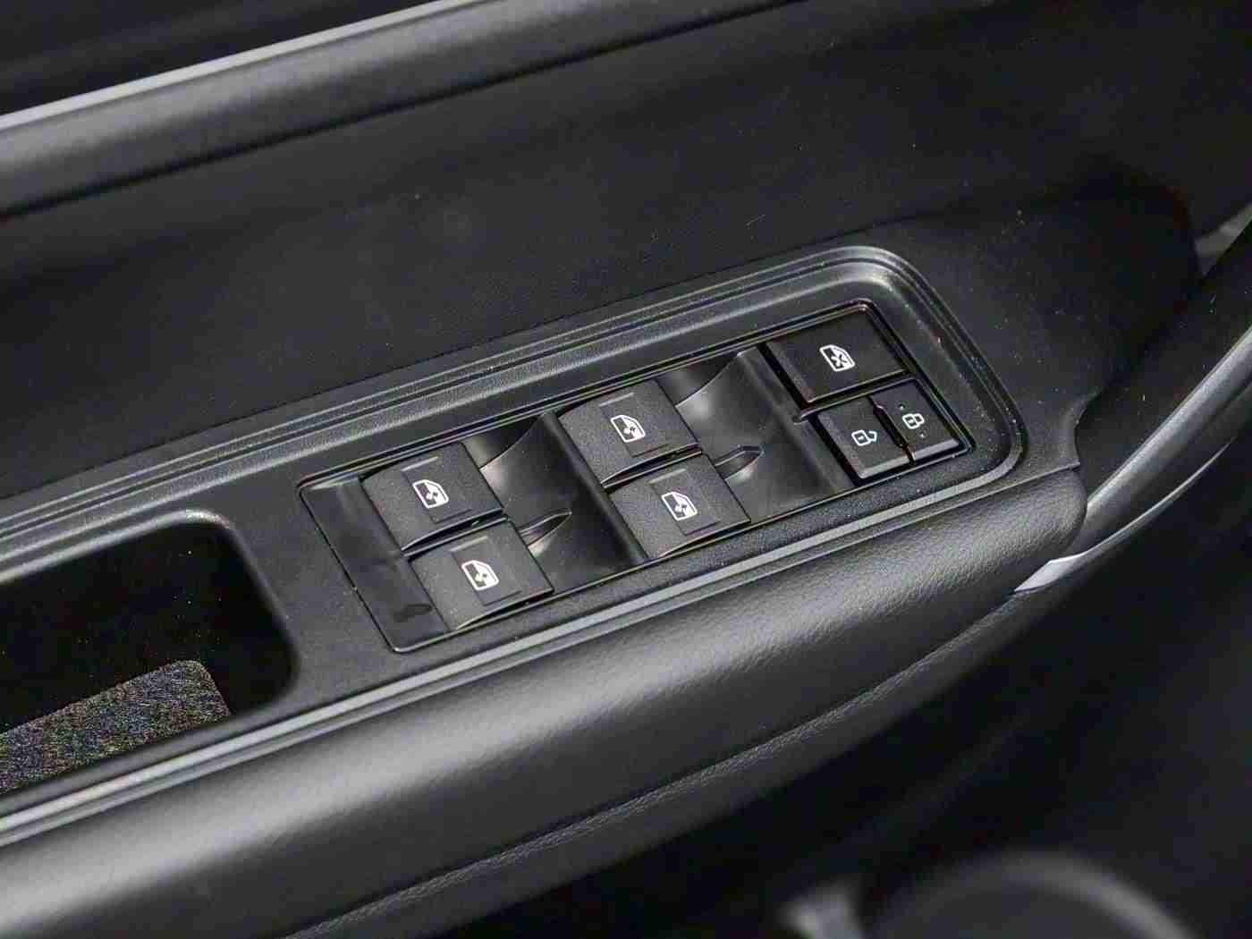 男人与雌性宠物交2O24：智宠同行，驾驭未来——情感驱动，温馨驾驶新时代-2