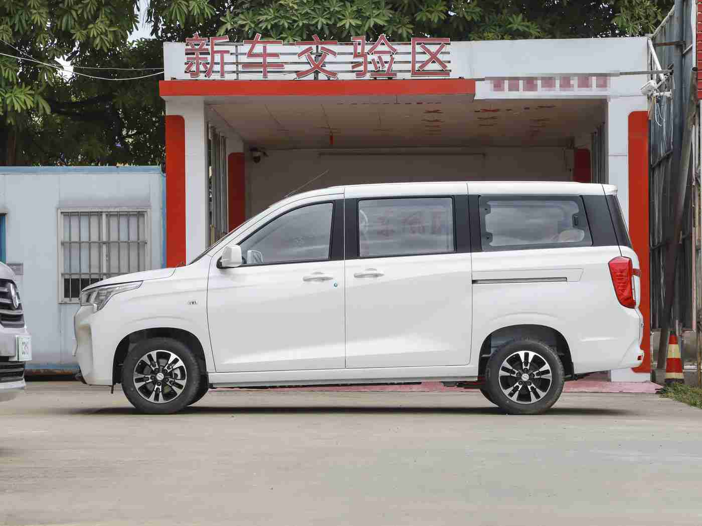 国产色情av：国产神车崛起：融合古典与现代，性能卓越智能配置丰富，市场前景看好-4