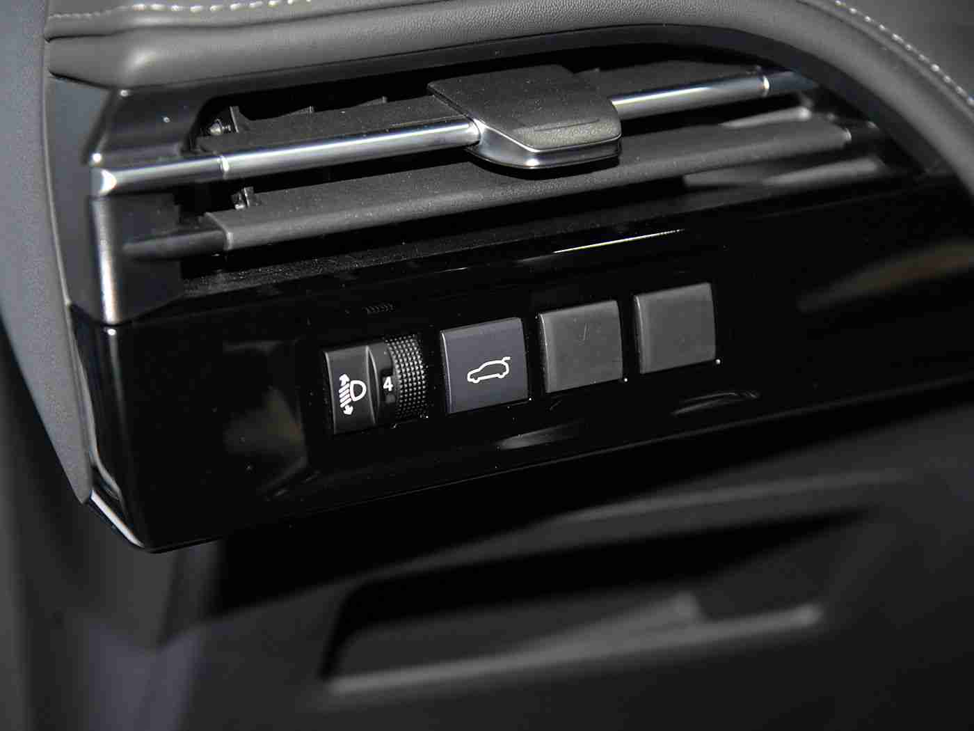 女生裸体软件：汽车行业新风向：独特“裸体软件”辅助系统引领智能驾驶潮流-1