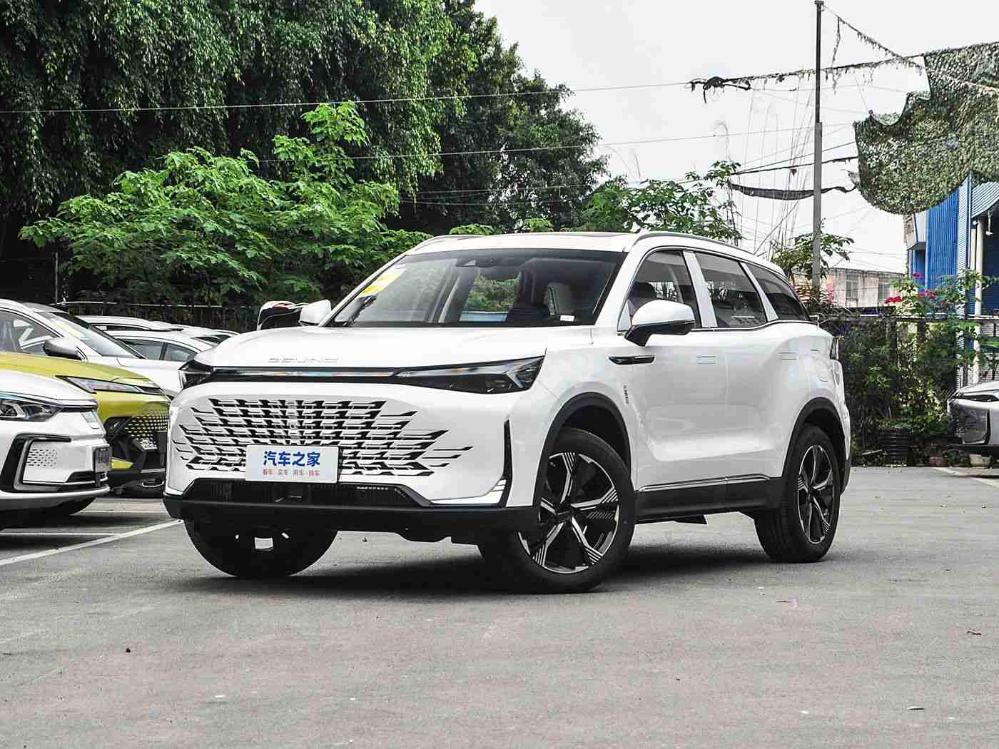 黄色先生：时尚豪华新宠，动力操控双绝——探秘汽车市场新焦点-3