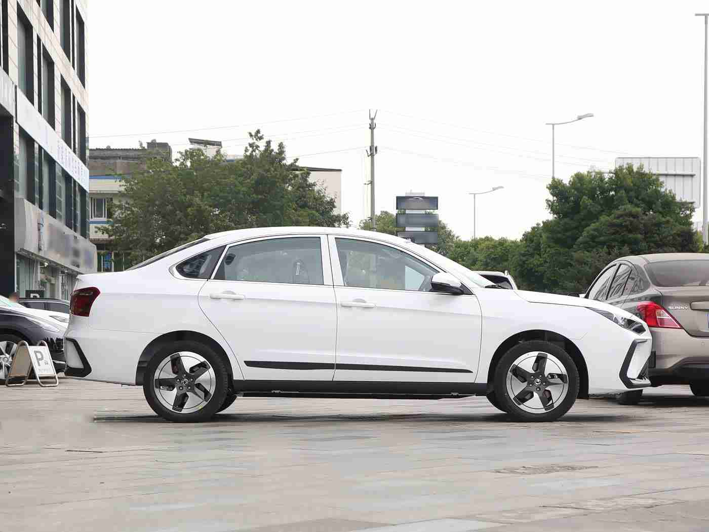 黄色APP在线观看：智能驾驶新挑战，守护行车安全防线-2