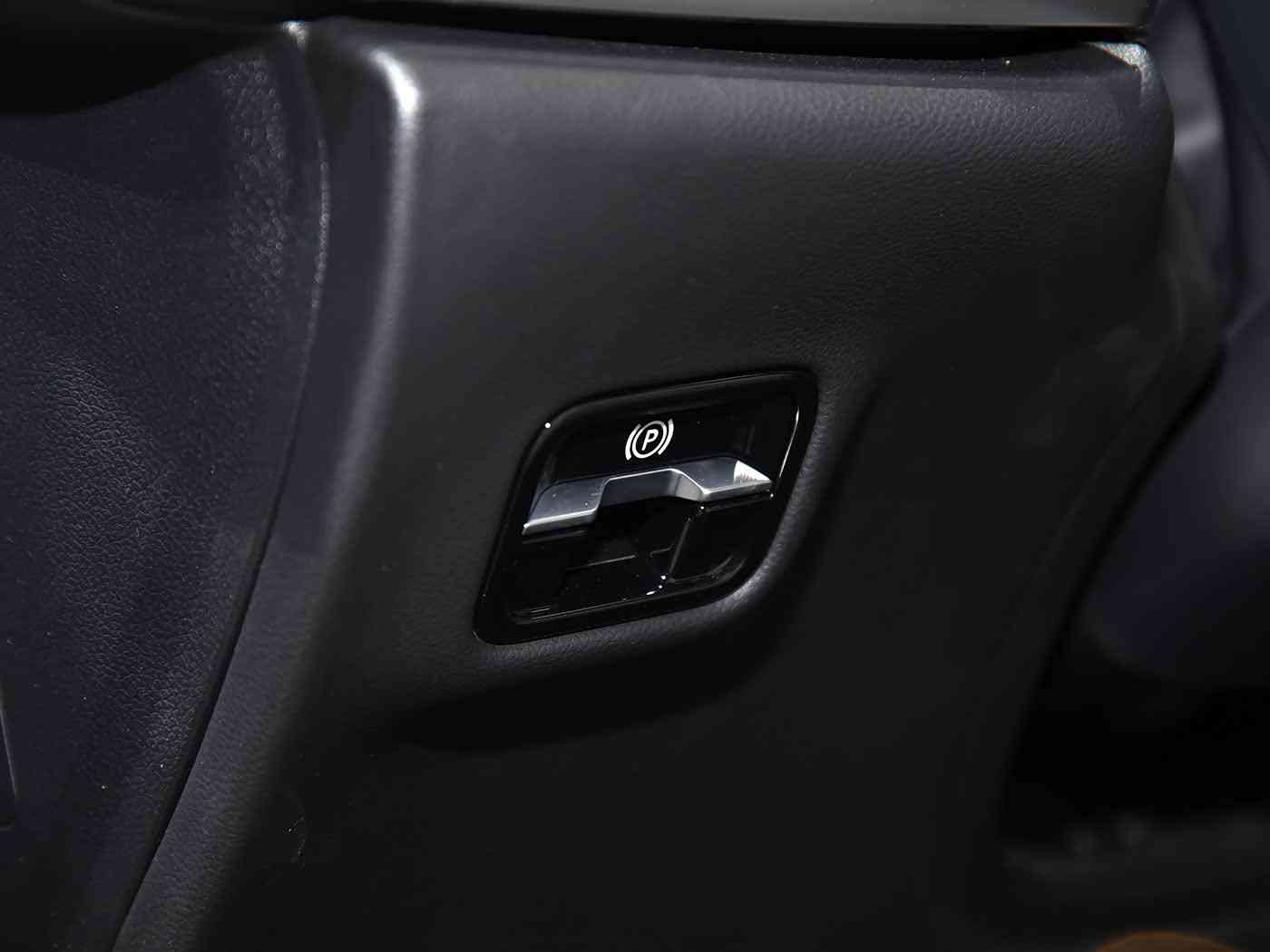 久草美女：“时尚科技融合，全新SUV车型久草新贵引领市场潮流，卓越品质引发关注热议”-1