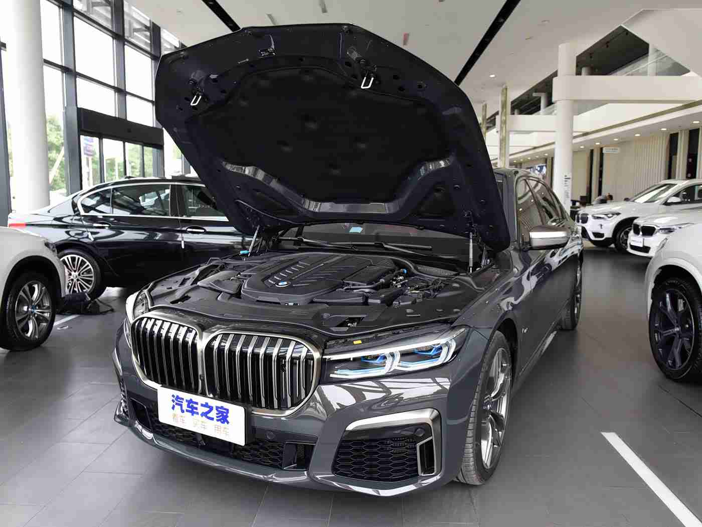 艳女直播：科技炫舞，时尚驾驭，未来智驱新座驾-1