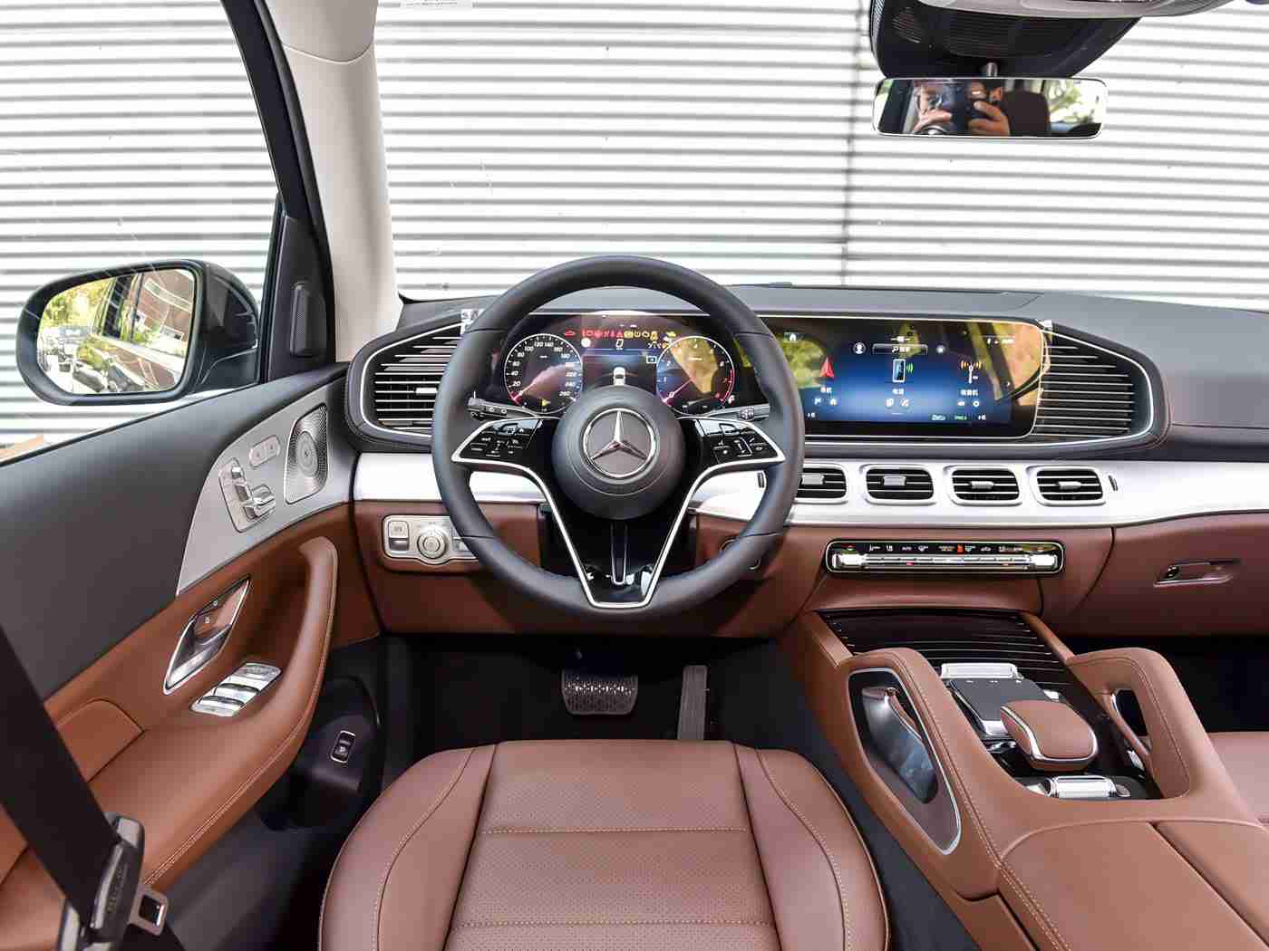 色多多黄：汽车新宠儿，“色多多黄”车漆引领时尚潮流，销量飙升引关注-3