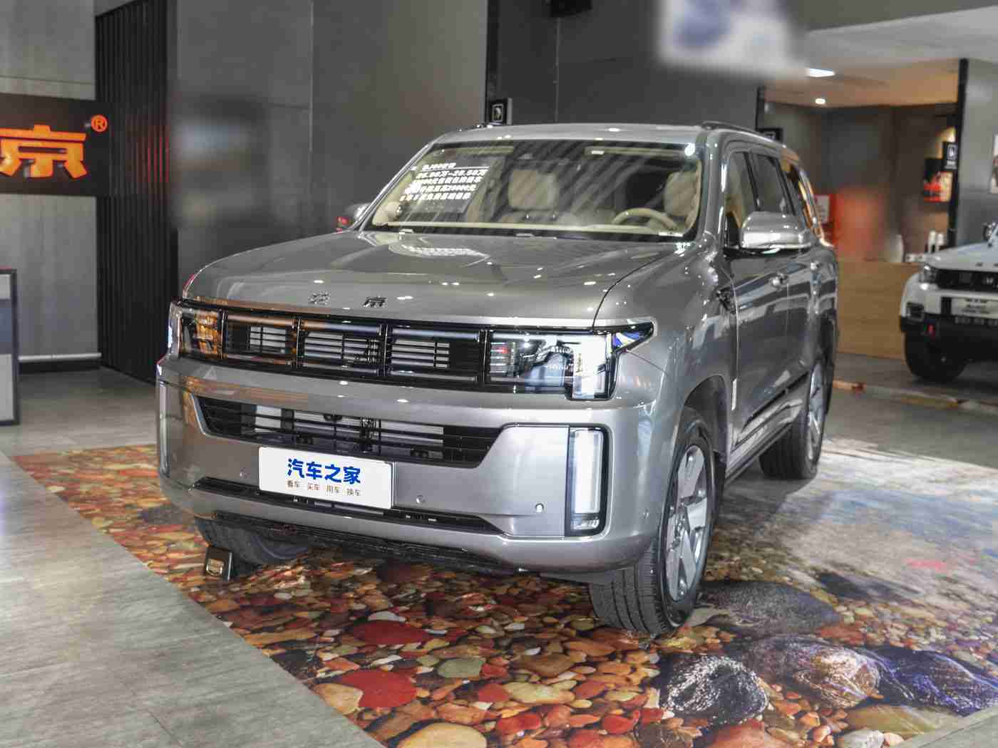 法国空姐：法式浪漫领航，空姐魅力加冕，豪华车型焕新风尚-1