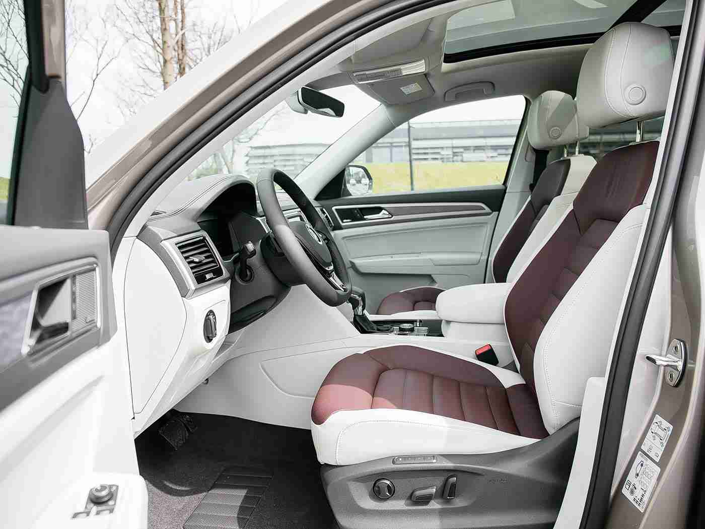 娇妻被按摩师3p到高潮：新能源汽车震撼上市，某品牌跨界按摩体验，引领科技潮流，车主身心愉悦-3