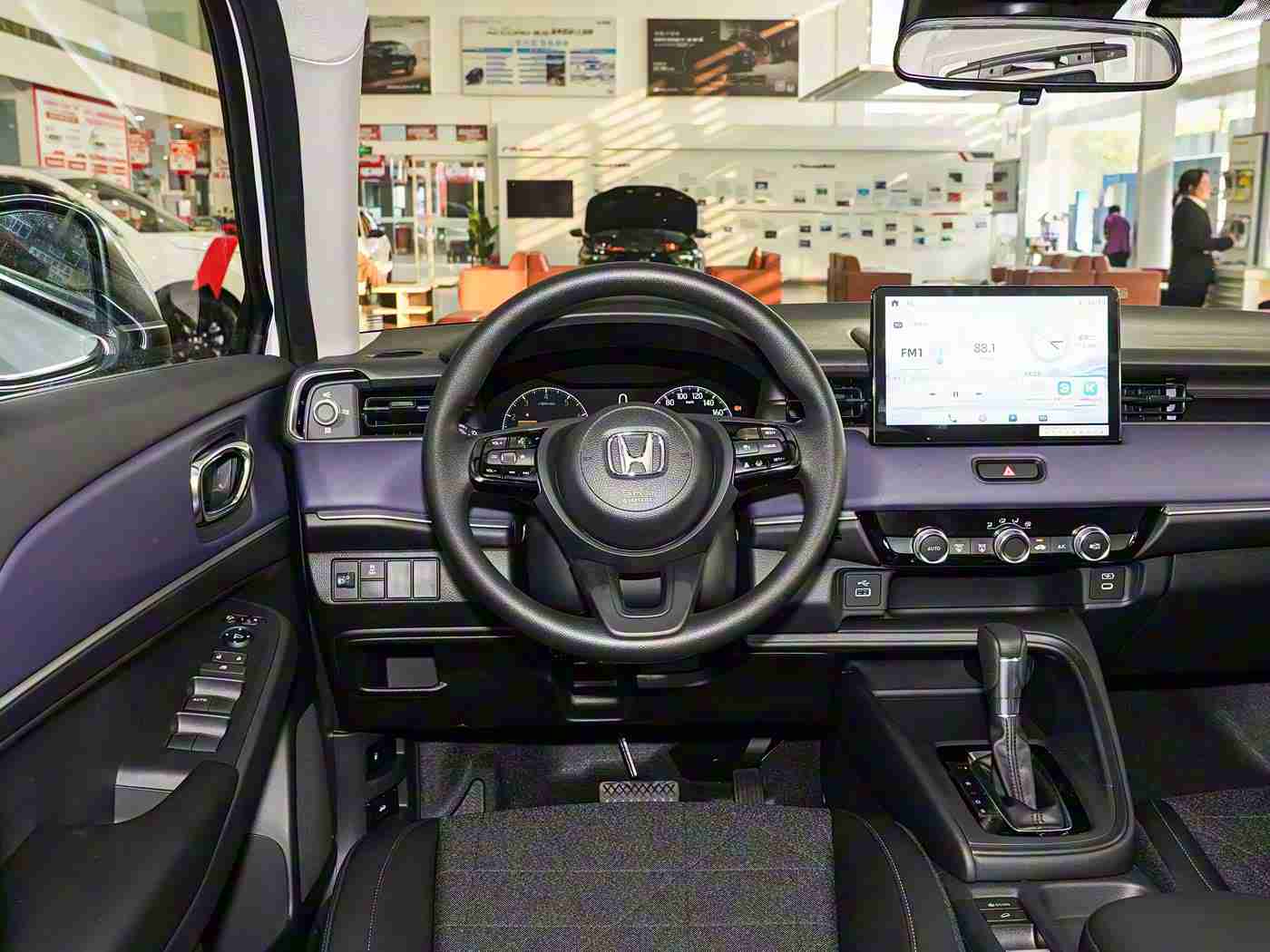 双人床上打扑克又疼又叫：舒适驾驶，休闲娱乐两不误：豪华车内床扑新体验-2