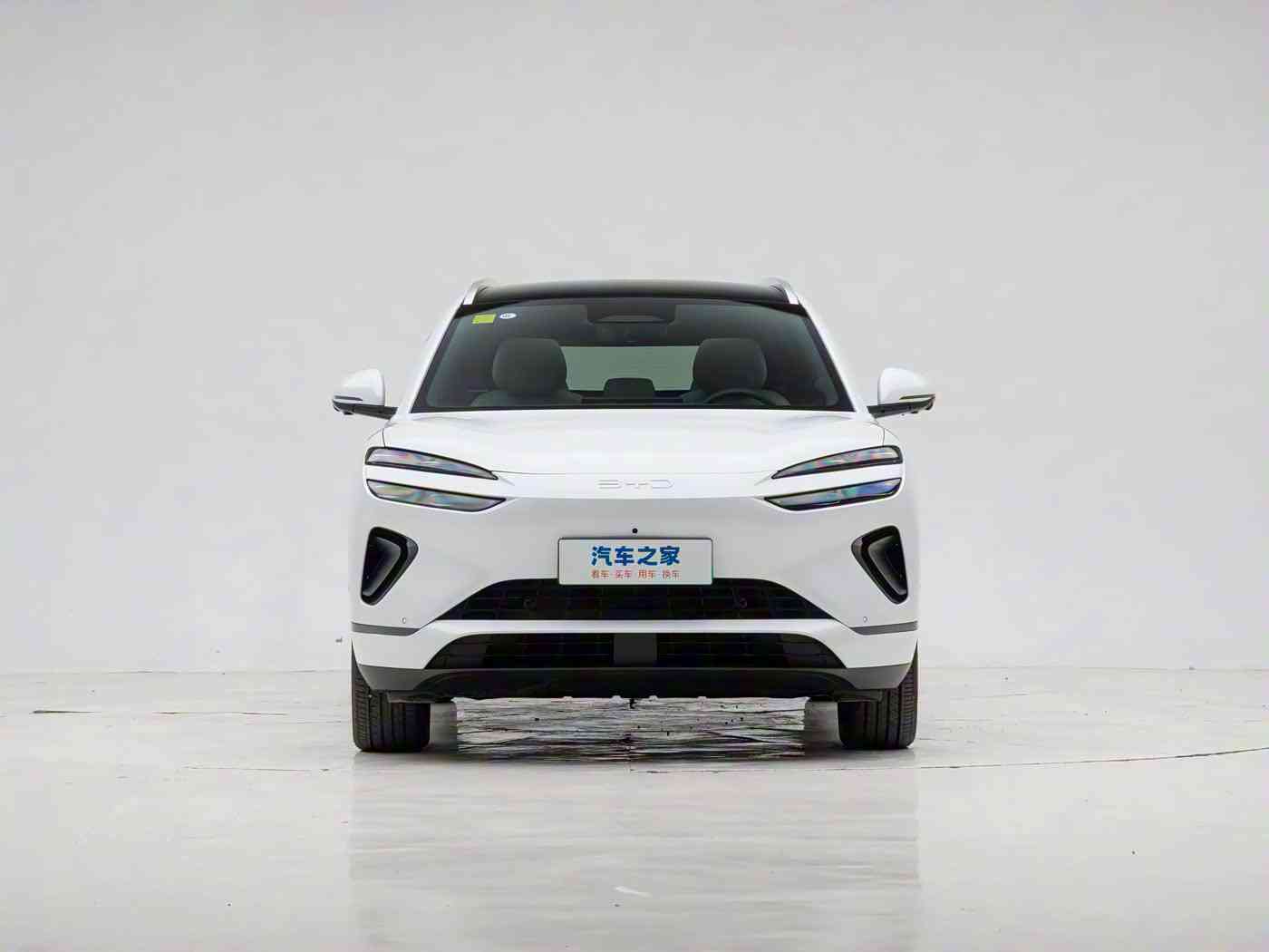 商务旅行中戴绿色帽子的女老板同行台词：绿色帽女老板引领商务出行，豪华座驾助力梦想启航-1