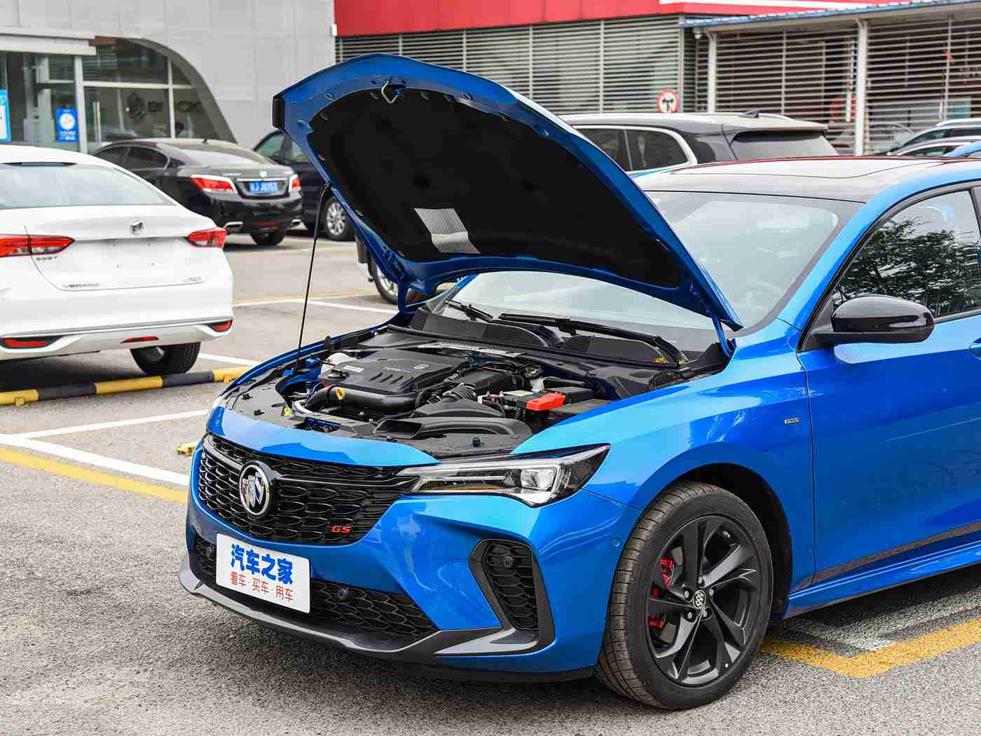 抱着老婆让朋友曰:温馨家宴,驾驭未来:新SUV独特理念引关注,市场黑马脱颖而出-1