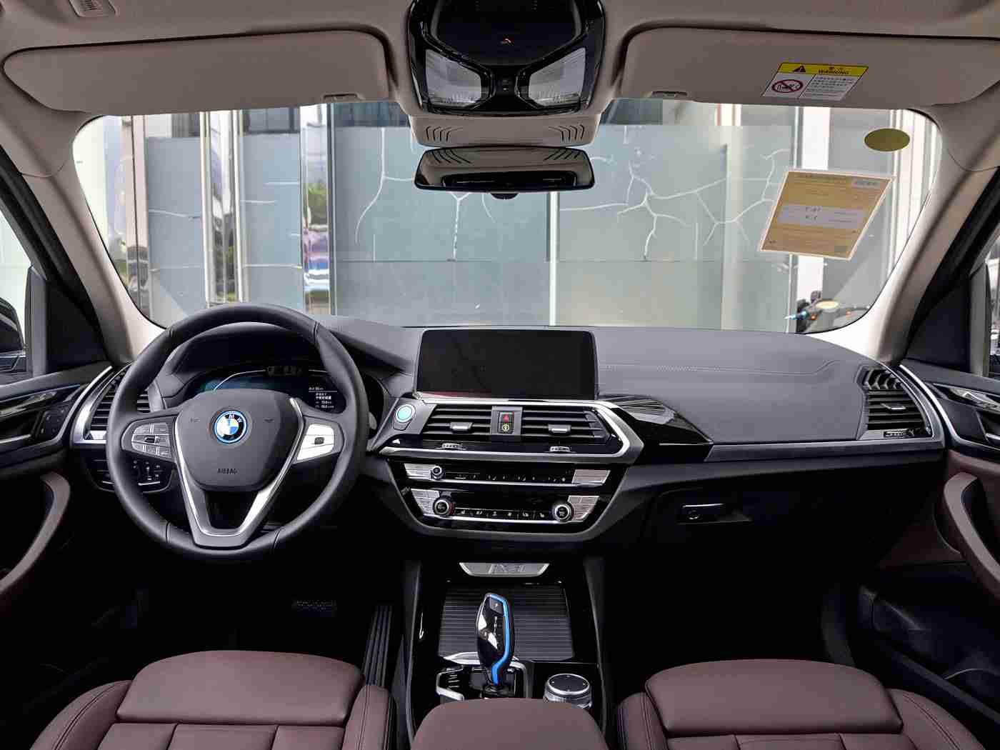 一边摸你胸一边 你：“智能关怀，环保先锋：新车型引领驾驶体验革新，引消费者热议”-1