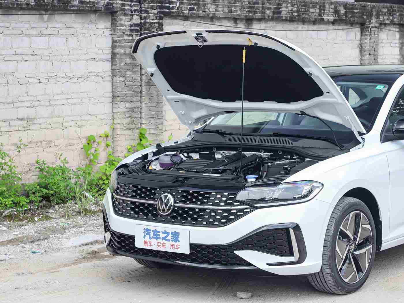 黄色3.0.3：“科技革新，动力非凡：全新车型引关注，展现中国汽车工业新高度！”-2