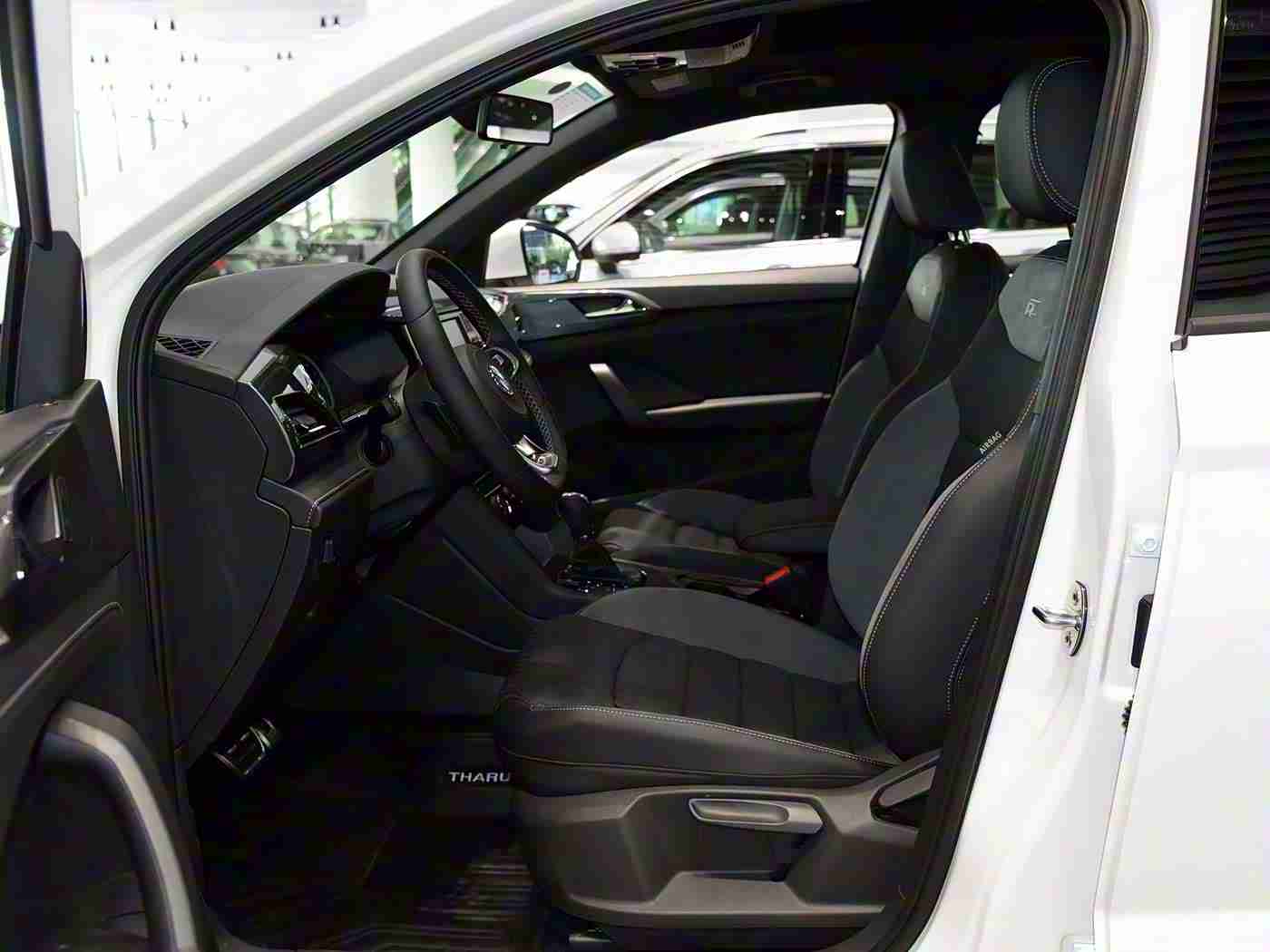 少妇被按摩师摸高潮了：“智能按摩座椅惊艳亮相，新型汽车舒适体验令人惊叹，科技革新驾驶新境界”-3